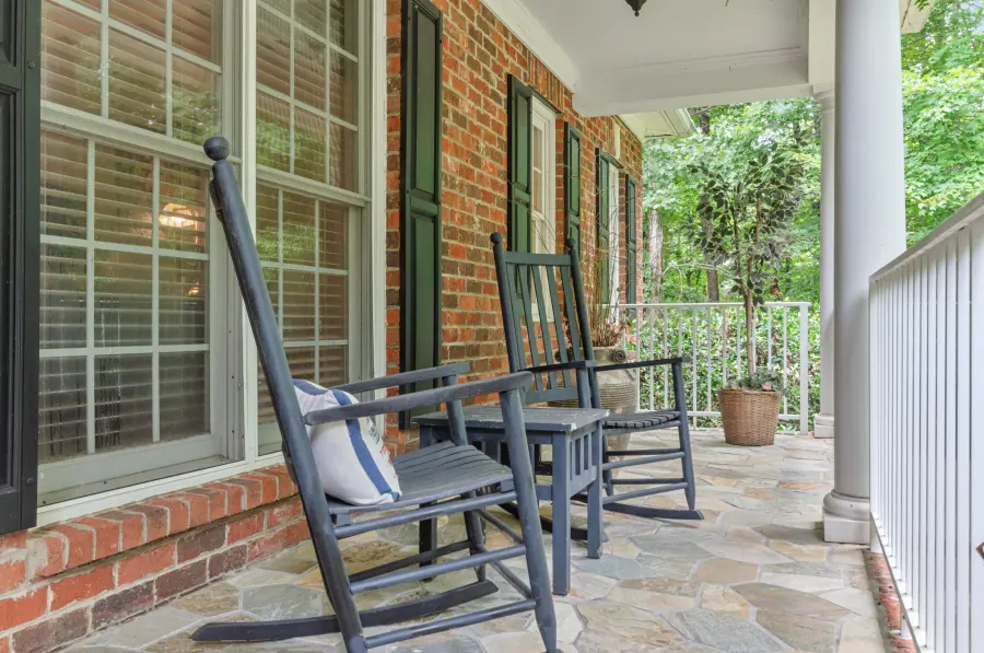 Rocking-chair porch